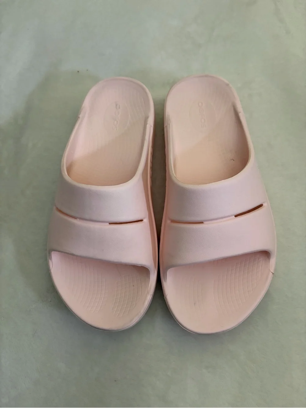 OOFOS Women’s Slide Sandals in Light Pink